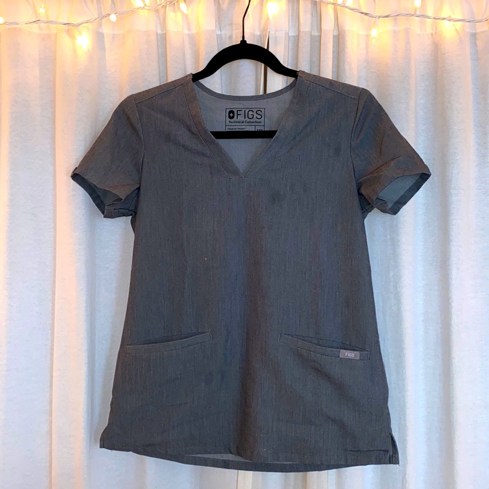 Figs | scrub top | graphite